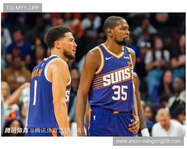 杜兰特场边化身临时教练,焦急与队友交流战术布置 杜兰特场边化身临时教练,焦急与队友交流战术布置