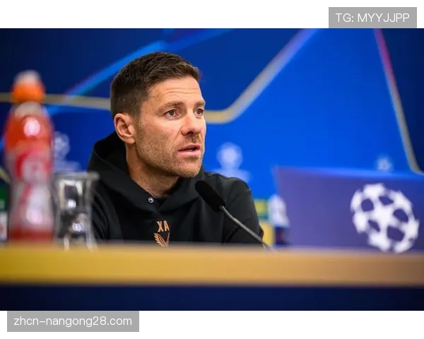 场边花絮：勒沃库森主帅阿隆索在补水时间快速在白板上为队员画战术示意图。